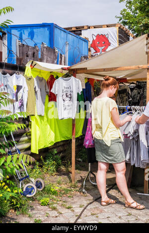 Berliner Mauer Park Flohmarkt-T-shirt Stand und Frau betrachten T-shirts Stockfoto