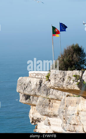 Auf der Klippe mit europäischen Flaggen in Nazare Portugal anzeigen Stockfoto