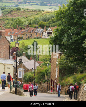 Bergab auf der Hauptstraße, die suchen in Robin Hoods Bay in der Nähe von Whitby an der Küste von Yorkshire UK absteigt. Stockfoto