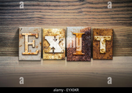 Das Wort "EXIT" in rostigen Metall Buchdruck Typ sitzen auf einem hölzernen Felsvorsprung Hintergrund geschrieben. Stockfoto