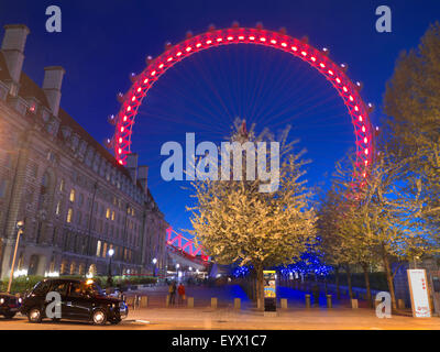 London Taxi und das London Eye in der Abenddämmerung mit neuen 2015 "Coca-Cola" Sponsoring Farbe South Bank London, England UK Stockfoto