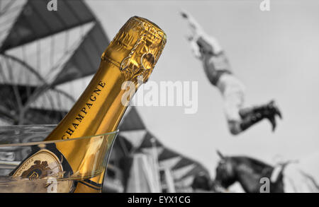 Schließen Sie Retro-Ansicht auf Champagner-Flasche mit vergangenen Royal Ascot Race Sieger Frankie Dettori springen zur Feier hinter Ascot UK Stockfoto