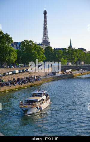 Eiffel-Turm seit Brücke Alexandre III in Paris, Frankreich Stockfoto