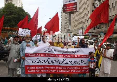 Nationalen Trade Union Federation Pakistan Mitglieder protestieren gegen Eingriff Betrieb im afghanischen Slum in Islamabad außerhalb Karachi Presseclub am Dienstag, 4. August 2015 statt. Bildnachweis: S.Imran Ali/PPI Bilder/Alamy Live-Nachrichten Stockfoto