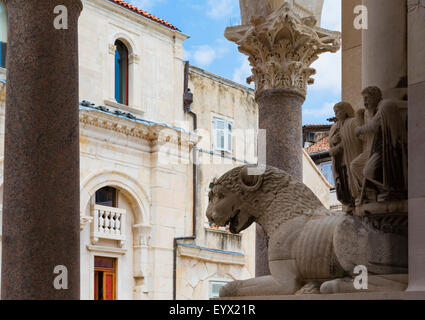Split, Dalmatien, Kroatien.  Peristyl oder Perestil Platz. Das historische Zentrum von Split ist ein UNESCO-Weltkulturerbe. Stockfoto