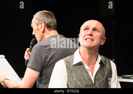 Edinburgh, UK, 4. August 2015. "Eine Eiche", von Tim Crouch beim Edinburgh Fringe Festival. Matthew Zajac und Tim Crouc Credit: © Jeremy Abrahams / Alamy Live News Stockfoto