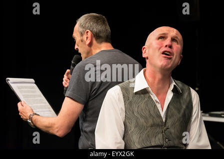 Edinburgh, UK, 4. August 2015. "Eine Eiche", von Tim Crouch beim Edinburgh Fringe Festival. Matthew Zajac und Tim Crouch Credit: Jeremy Abrahams / Alamy Live News Stockfoto