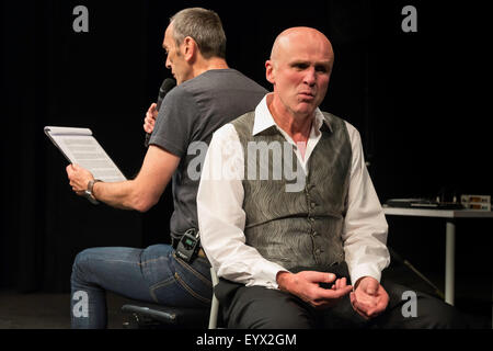 Edinburgh, UK, 4. August 2015. "Eine Eiche", von Tim Crouch beim Edinburgh Fringe Festival. Matthew Zajac und Tim Crouch Credit: Jeremy Abrahams / Alamy Live News Stockfoto