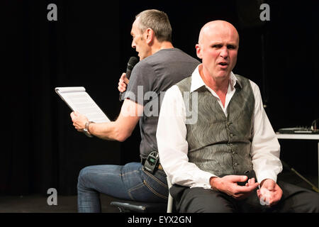 Edinburgh, UK, 4. August 2015. "Eine Eiche", von Tim Crouch beim Edinburgh Fringe Festival. Matthew Zajac und Tim Crouc Credit: © Jeremy Abrahams / Alamy Live News Stockfoto