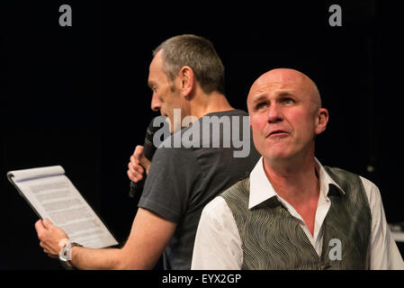 Edinburgh, UK, 4. August 2015. "Eine Eiche", von Tim Crouch beim Edinburgh Fringe Festival. Matthew Zajac und Tim Crouch Credit: Jeremy Abrahams / Alamy Live News Stockfoto