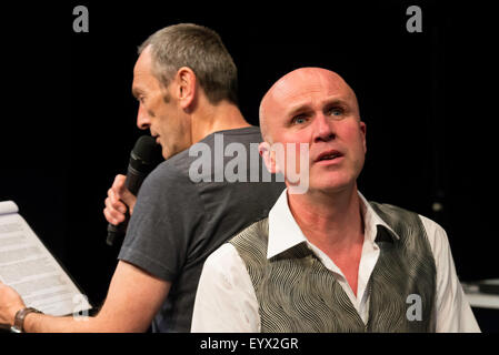 Edinburgh, UK, 4. August 2015. "Eine Eiche", von Tim Crouch beim Edinburgh Fringe Festival. Matthew Zajac und Tim Crouch Credit: Jeremy Abrahams / Alamy Live News Stockfoto