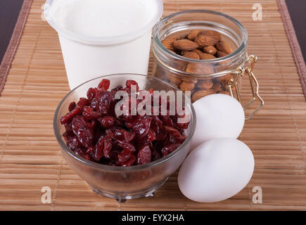 Saure Sahne, Mandeln, Eiern und getrockneten cranberries Stockfoto