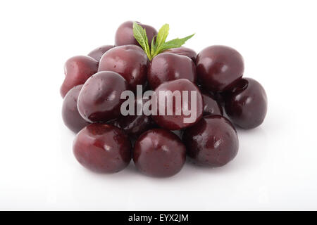 Süßkirschen mit Minze, isoliert Stockfoto