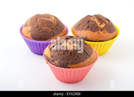 Drei leckere frisch gebackene Muffins, isoliert Stockfoto