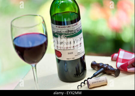 SAINT-EMILION-Flasche und Glas Rheinwein Jahrgang 1989 Chateau Pavie Grand Cru St-Emilion in alfresco Weinprobe Situation auf Gartenterrasse Tisch Stockfoto