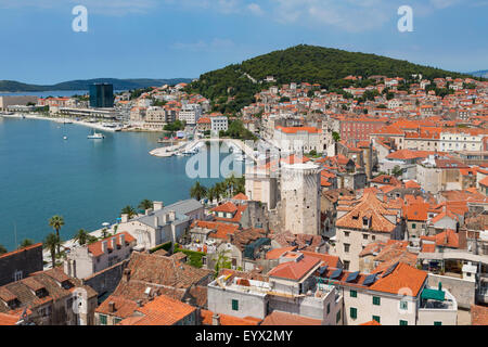 Split, Dalmatien, Kroatien.  Blick von der hohen insgesamt Dachterrasse mit Hafen. Der Turm ist das 15. Jahrhundert venezianischen Marina Tower. Stockfoto
