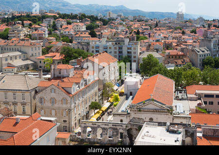Split, Dalmatien, Kroatien.  Hoch auf dem Dach-Gesamtansicht. Das historische Zentrum von Split ist ein UNESCO-Weltkulturerbe. Stockfoto