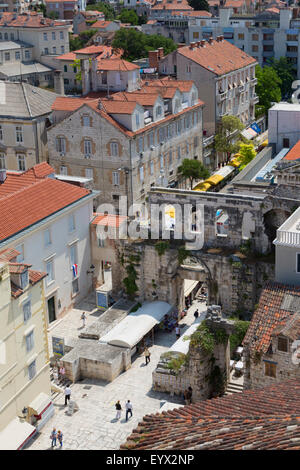 Split, Dalmatien, Kroatien.  Das östliche Tor der Palast des Diokletian, auch bekannt als das Silber-Tor. Stockfoto