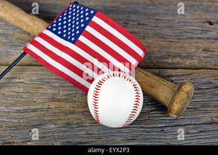 Amerikanische Flagge auf alten hölzernen Baseballschläger mit weißen Baseball auf rustikale Scheune Holz. Stockfoto