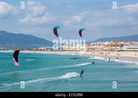 Tarifa, Provinz Cadiz, Costa De La Luz, Andalusien, Südspanien.  Kitesurfen aus Playa de Los Lances. Stockfoto