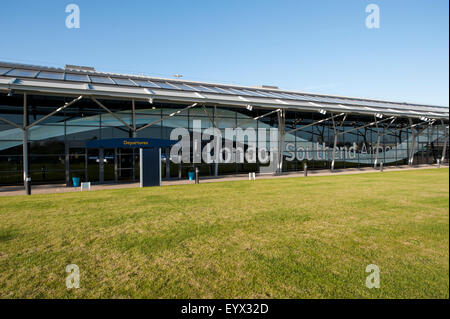 Southend, Essex. London Southend Airport, terminal Außenansicht. Im Besitz von Fuhrunternehmen Eddie Stobart Gruppe. Stockfoto