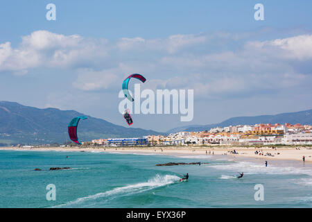 Tarifa, Provinz Cadiz, Costa De La Luz, Andalusien, Südspanien.  Kitesurfen aus Playa de Los Lances. Stockfoto