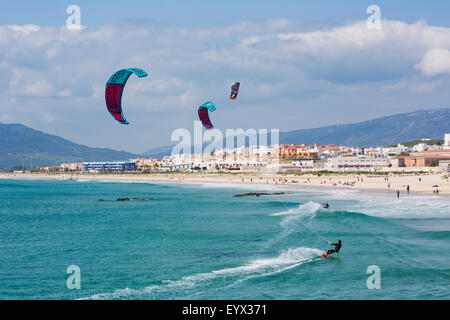 Tarifa, Provinz Cadiz, Costa De La Luz, Andalusien, Südspanien.  Kitesurfen aus Playa de Los Lances. Stockfoto