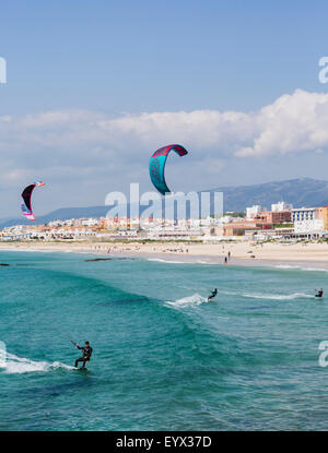 Tarifa, Provinz Cadiz, Costa De La Luz, Andalusien, Südspanien.  Kitesurfen aus Playa de Los Lances. Stockfoto