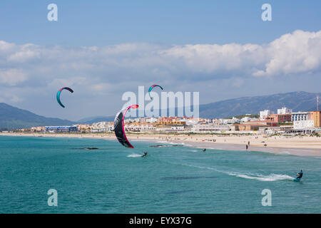 Tarifa, Provinz Cadiz, Costa De La Luz, Andalusien, Südspanien.  Kitesurfen aus Playa de Los Lances. Stockfoto