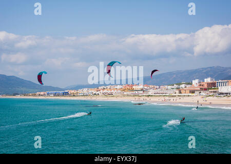 Tarifa, Provinz Cadiz, Costa De La Luz, Andalusien, Südspanien.  Kitesurfen aus Playa de Los Lances. Stockfoto