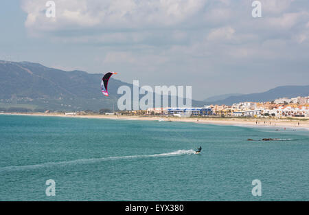 Tarifa, Provinz Cadiz, Costa De La Luz, Andalusien, Südspanien.  Kitesurfen aus Playa de Los Lances. Stockfoto