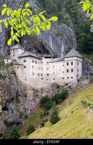 Predjama, Inner Krain, Slowenien.  Burg Predjama, in die Öffnung einer Höhle gebaut. Stockfoto