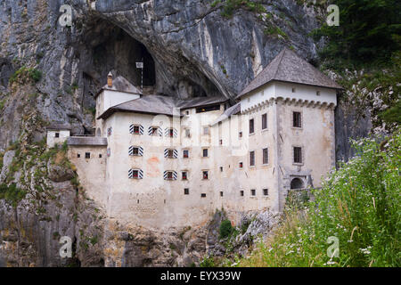 Predjama, Inner Krain, Slowenien.  Burg Predjama, in die Öffnung einer Höhle gebaut. Stockfoto