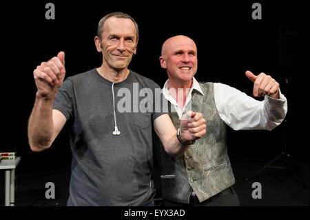 Edinburgh, UK, 4. August 2015. "Eine Eiche", von Tim Crouch beim Edinburgh Fringe Festival. Matthew Zajac und Tim Crouch Credit: Jeremy Abrahams / Alamy Live News Stockfoto