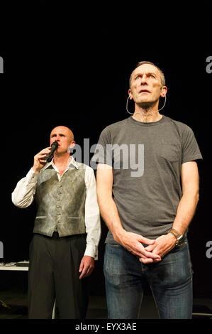 Edinburgh, UK, 4. August 2015. "Eine Eiche", von Tim Crouch beim Edinburgh Fringe Festival. Tim Crouch und Matthew Zajac Credit: Jeremy Abrahams / Alamy Live News Stockfoto