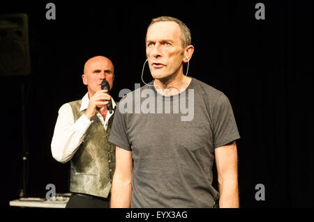 Edinburgh, UK, 4. August 2015. "Eine Eiche", von Tim Crouch beim Edinburgh Fringe Festival. Tim Crouch und Matthew Zajac Credit: Jeremy Abrahams / Alamy Live News Stockfoto