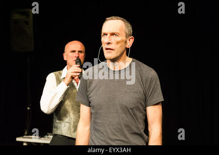 Edinburgh, UK, 4. August 2015. "Eine Eiche", von Tim Crouch beim Edinburgh Fringe Festival. Tim Crouch und Matthew Zaja Credit: Jeremy Abrahams / Alamy Live News Stockfoto