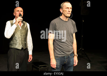 Edinburgh, UK, 4. August 2015. "Eine Eiche", von Tim Crouch beim Edinburgh Fringe Festival. Tim Crouch und Matthew Zajac Credit: Jeremy Abrahams / Alamy Live News Stockfoto