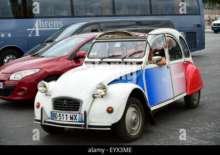 Eine klassische Citroen 2CV im Verkehr in Paris. Stockfoto