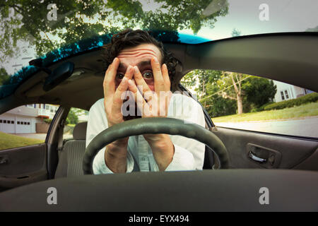 Dummer Mann bekommt in Autounfall und lächerliche Gesicht Stockfoto