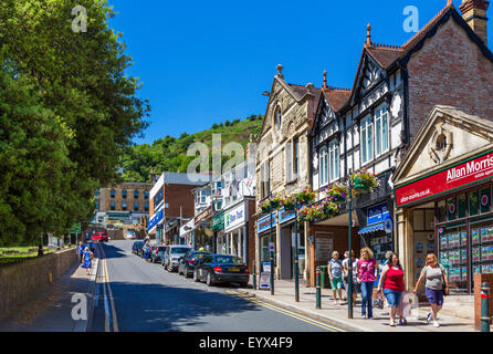 Geschäfte in der Church Street in der Stadt Zentrum, Great Malvern Hills in Malvern, Worcestershire, England, UK Stockfoto