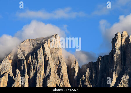 Wolken über die Berge Latemar, Südtirol, Italien Stockfoto
