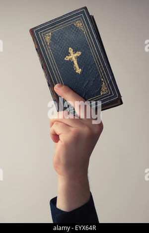 Mann ist die Bibel in der Luft hält. Stockfoto