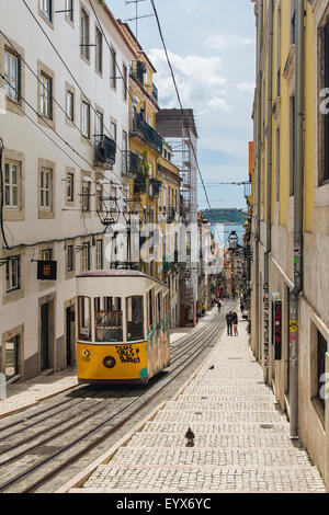 Straßenbahn in der Rua da Bica de Duarte Belo Stockfoto