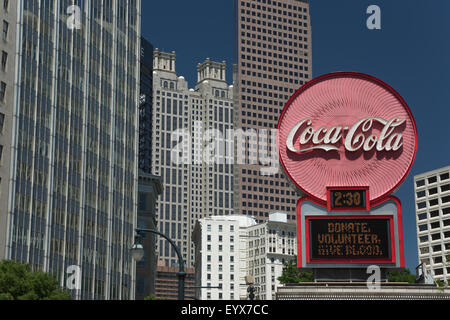 COCA-COLA-UHR SCHILD FÜR DEN FIVE POINTS DISTRICT IN DER INNENSTADT VON ATLANTA, GEORGIA, USA Stockfoto