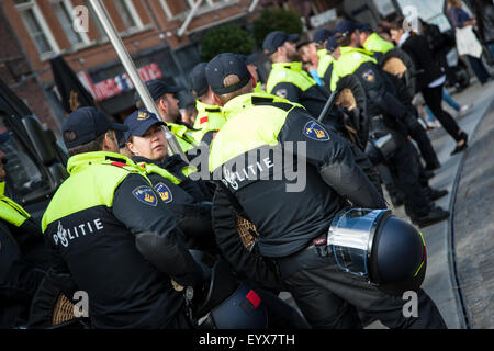 Amsterdam, Niederlande. 4. August 2015. Amsterdamer Polizei Kontrolle der SK Rapid Wien-Fußball-Fans in Dam square in Niederlande Credit: Steven Reh/Alamy Live News Stockfoto