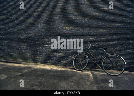 Klassische Vintage schwarze Hipster Fahrrad auf der Straße, Retro getönten Bild Stockfoto