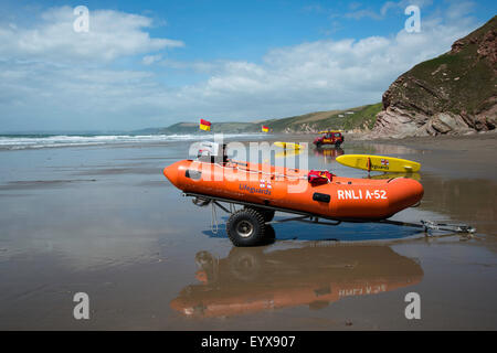 Surf Lifesaving, Warnflaggen und Ausrüstung am Strand bereit für den Einsatz von Rettungsschwimmern der RNLI Stockfoto