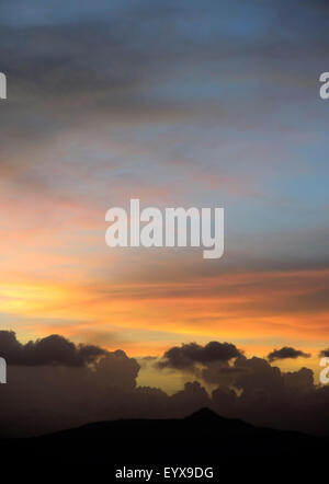 Majestätische Wolken und schönen Himmel bei Sonnenuntergang vor dem Monsun. Stockfoto