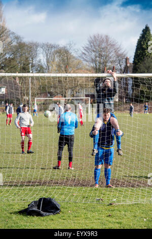 Sonntag-Liga Amateur Fußballer aufstellen die Netze bei einem Match in Moseley, die im städtischen Bereich gekennzeichnet sein wird "Bes Stockfoto